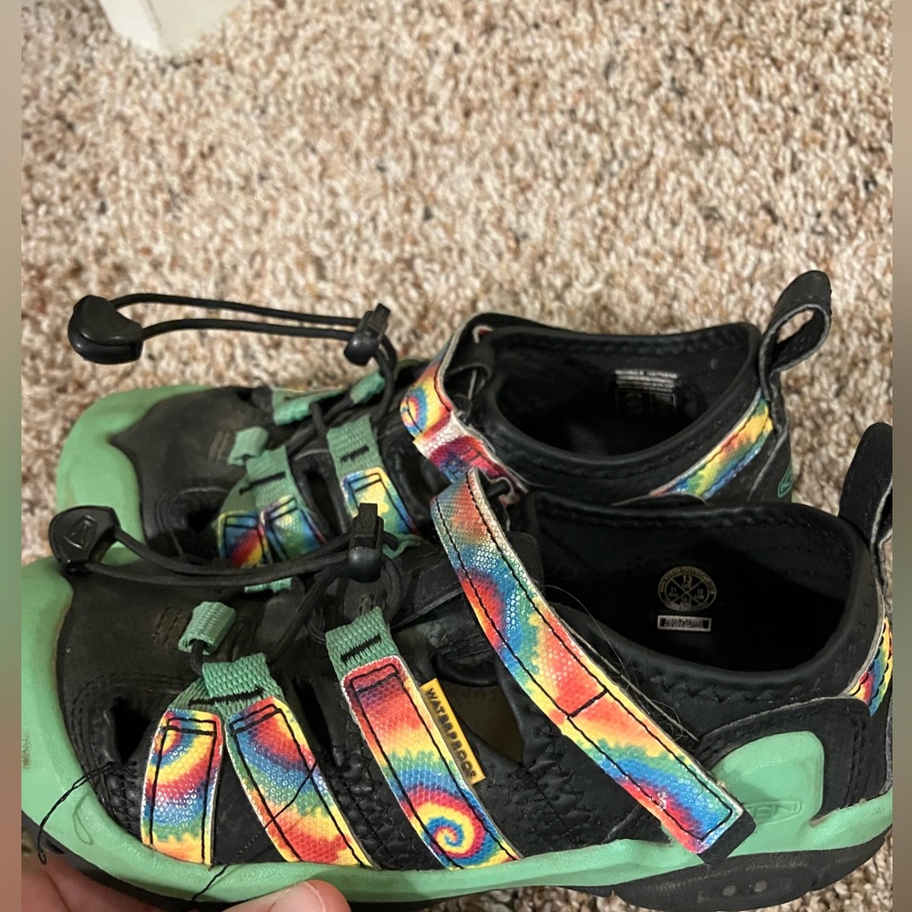 EUC boys green and tie dye Keen sandals